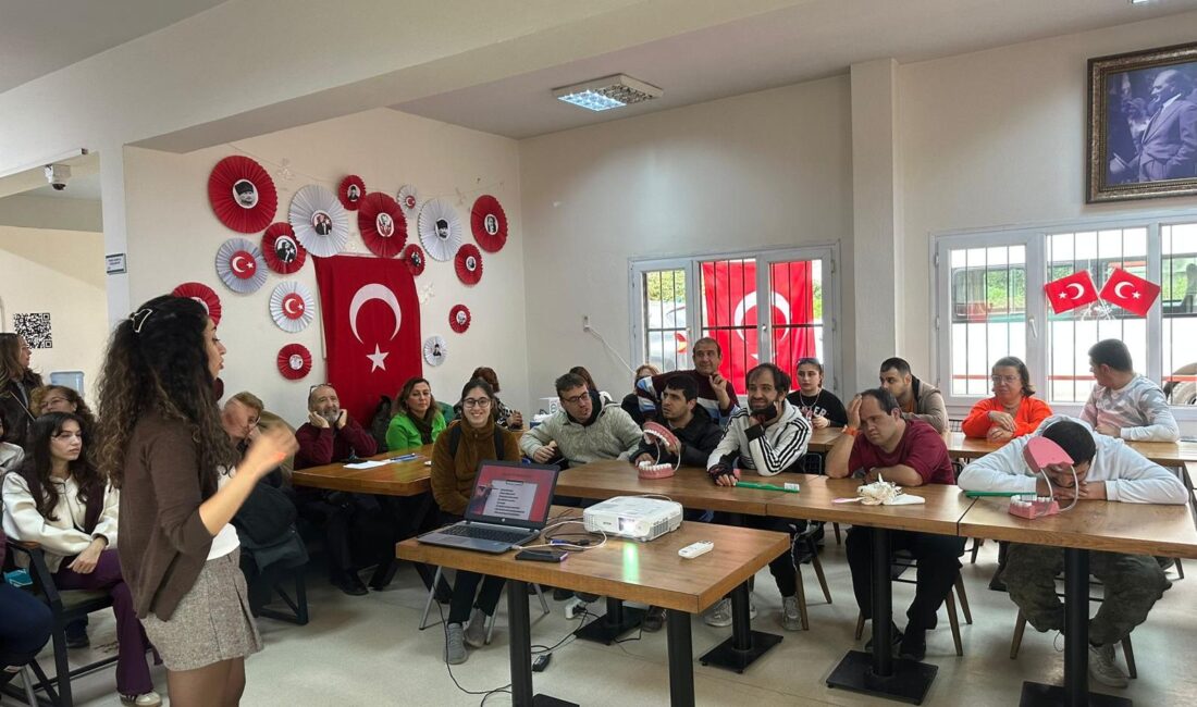Konak Engelsiz Yaşam Köyü’nde düzenlenen eğitimde doğru fırçalama teknikleri ve