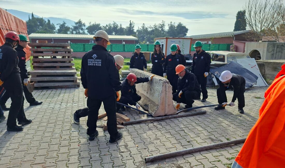 Karabağlar Belediyesi’nin kurduğu KAR-KUT ekibi, AFAD’ın temel arama kurtarma eğitimini