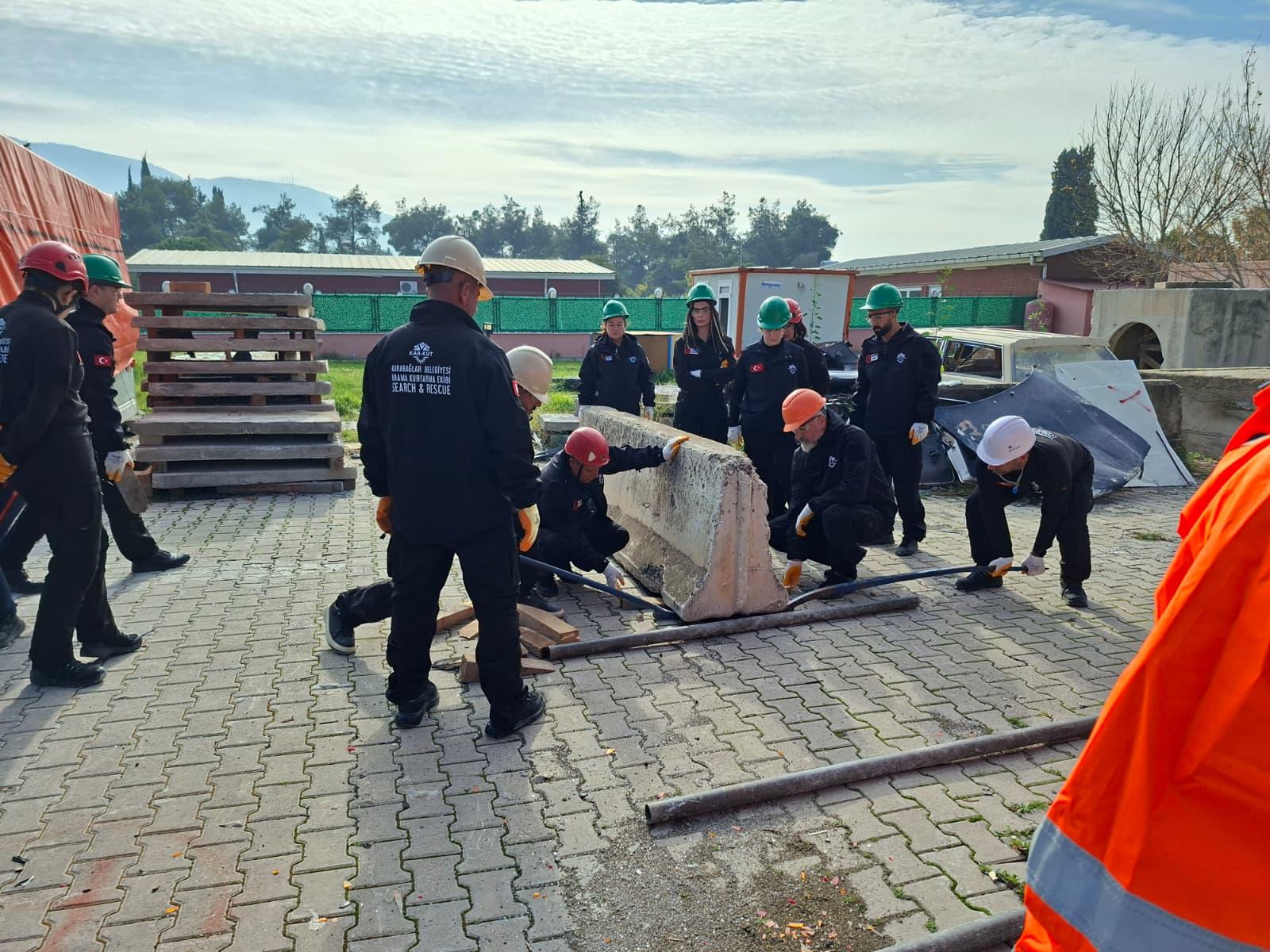 Karabağlar Belediyesi’nin kurduğu KAR-KUT ekibi, AFAD’ın temel arama kurtarma eğitimini