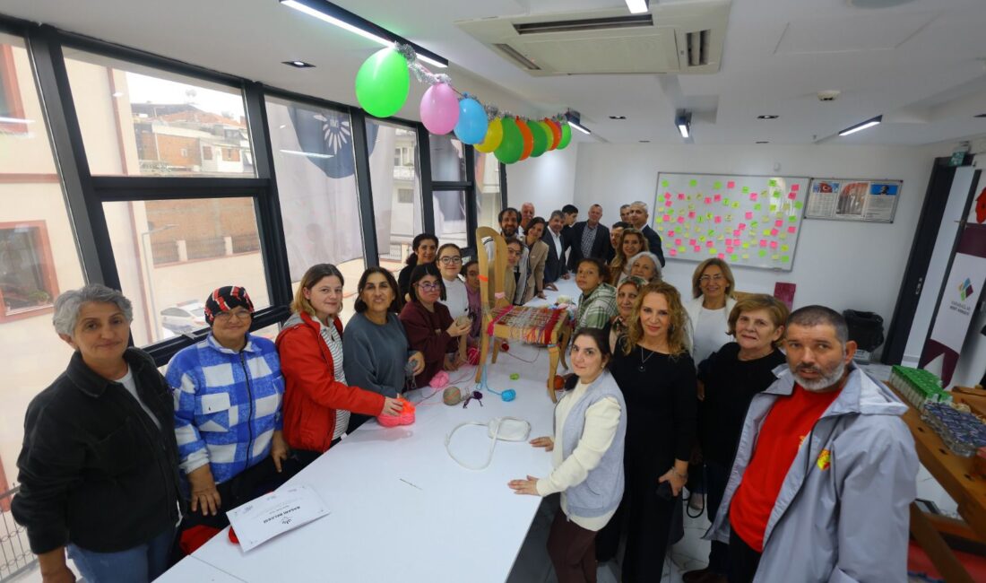 Karabağlar Belediyesi’nin “Sürdürülebilir Tasarım Atölyesi” programına katılan özel gereksinimli bireyler,