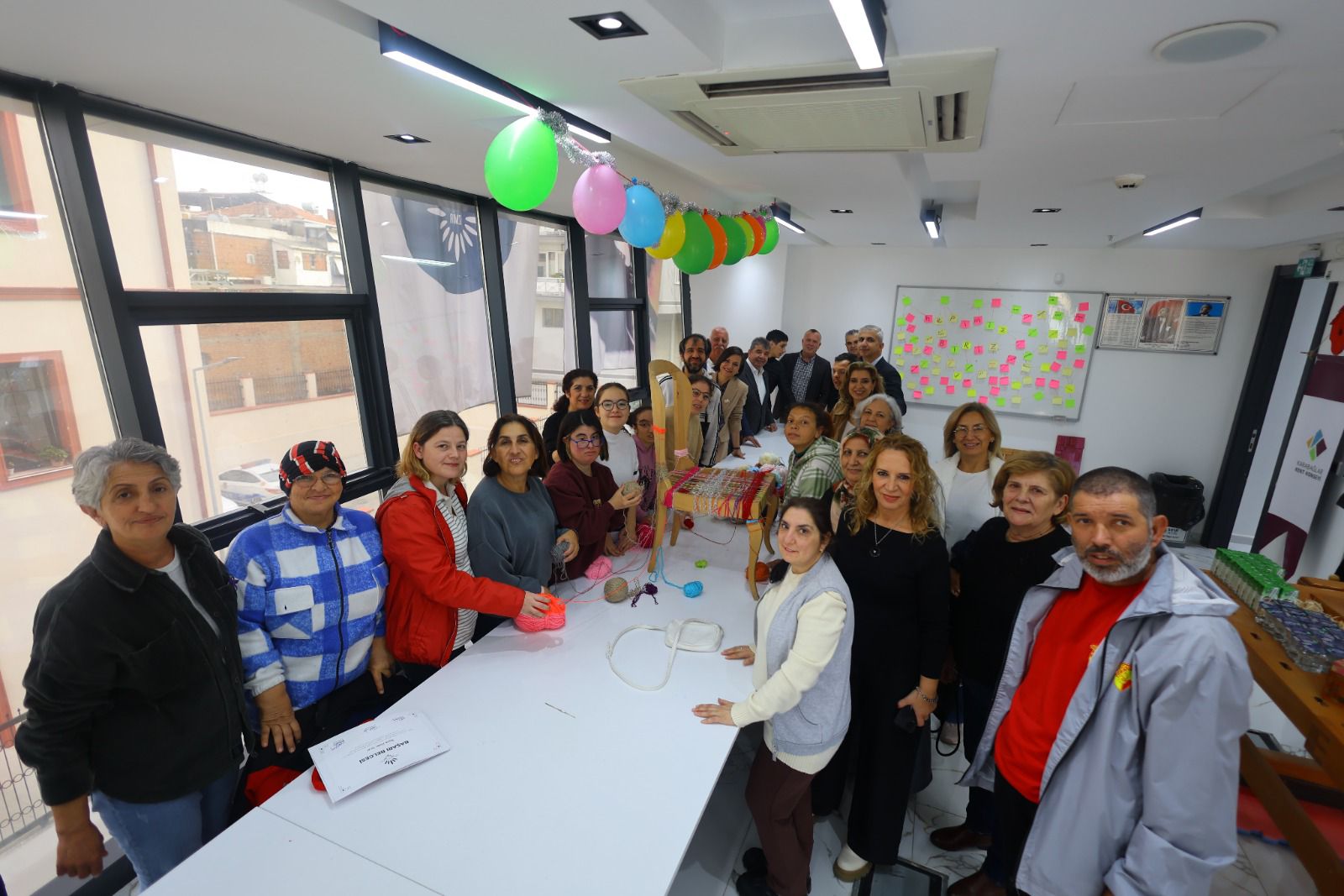 Karabağlar Belediyesi’nin “Sürdürülebilir Tasarım Atölyesi” programına katılan özel gereksinimli bireyler,