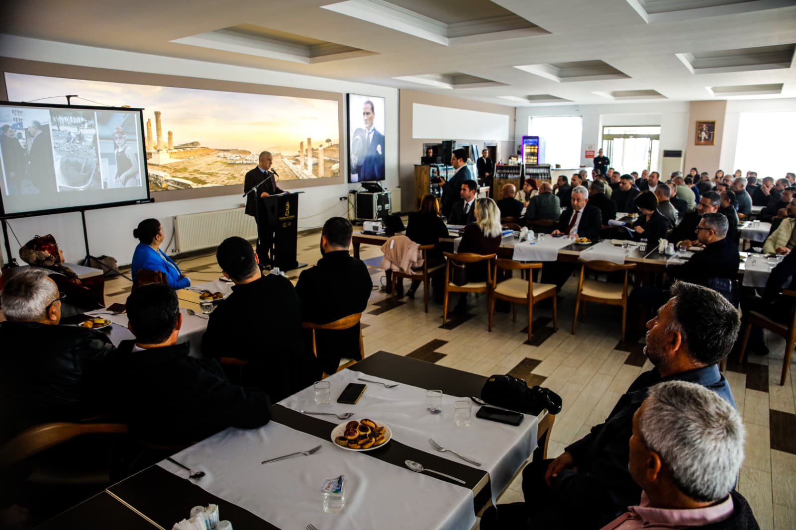 Bergama Belediyesi, ilçede görev yapan 137 muhtarla bir araya gelerek