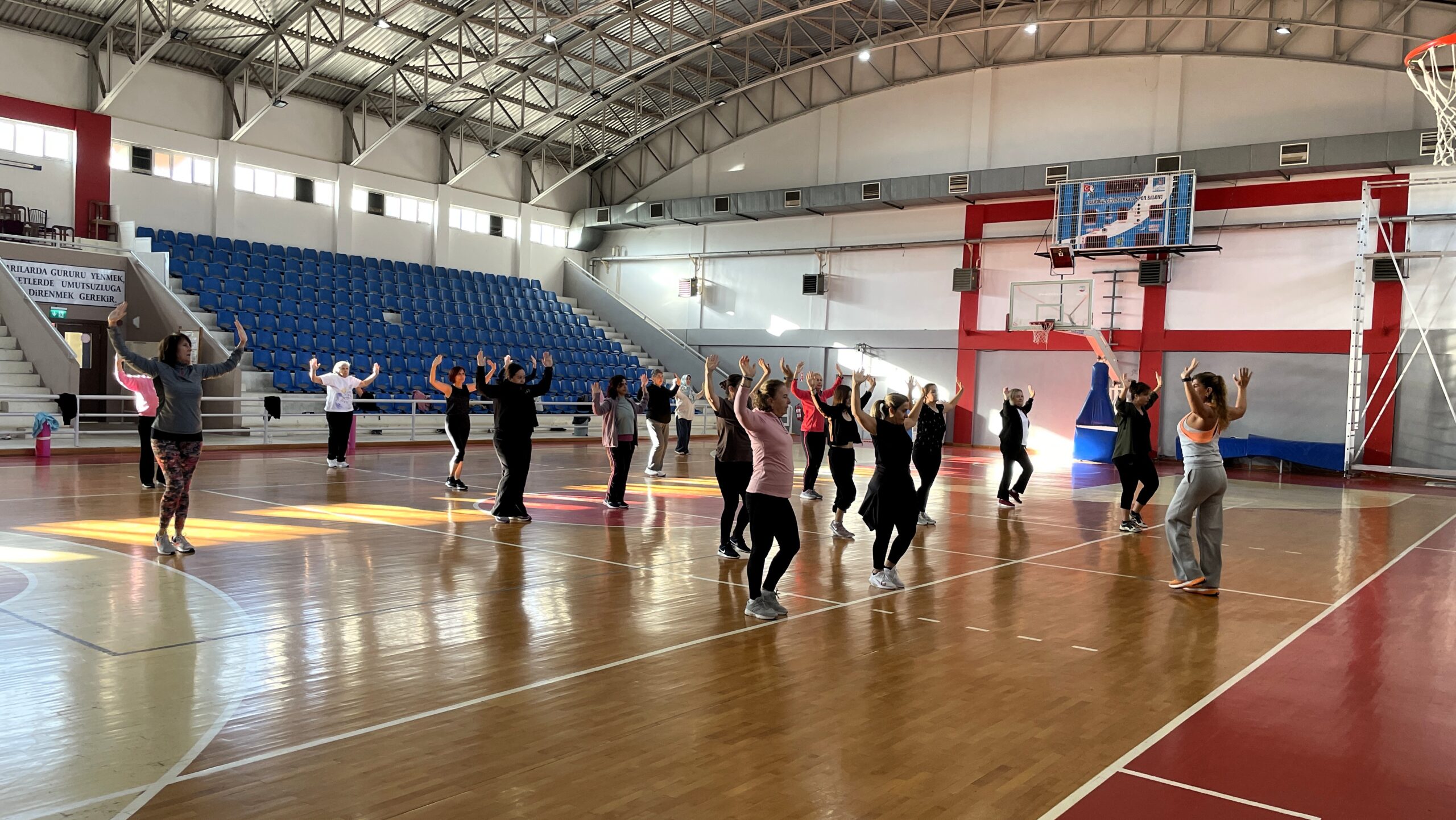 Narlıdere Belediyesi’nin düzenlediği aerobik kursları, kadınların sağlıklı ve aktif bir