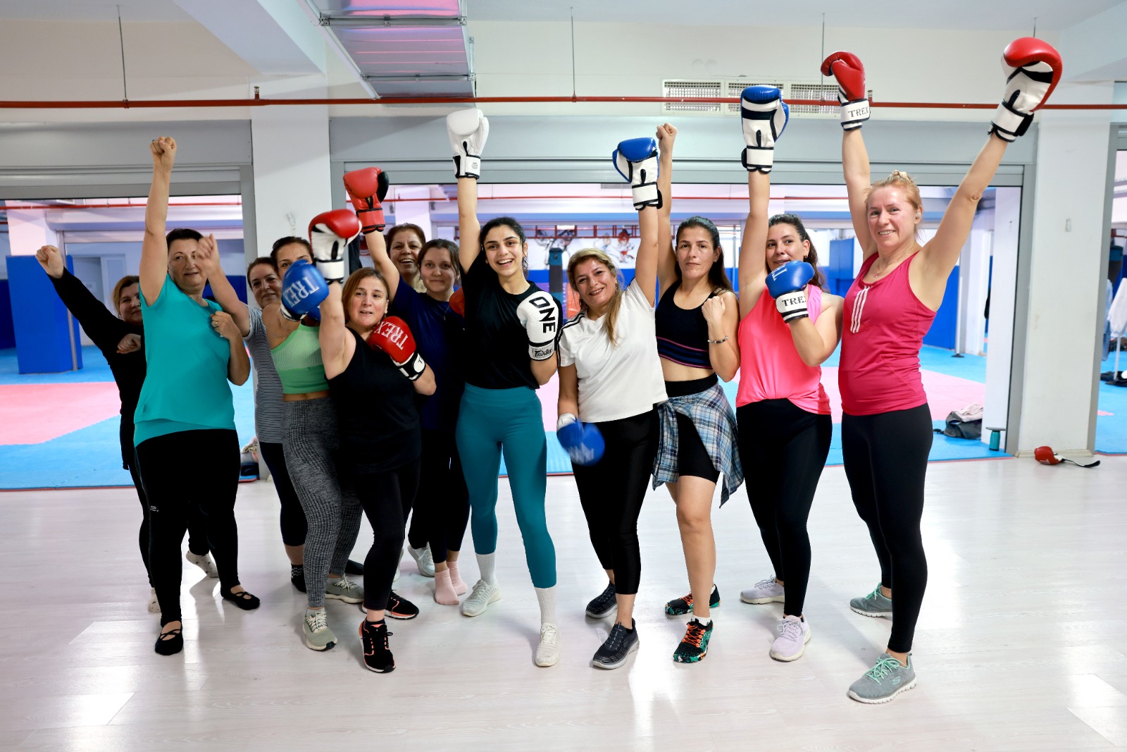 Bayraklı Belediyesi’nin ücretsiz Tae-Bo kursları, kadınlara hem sporla güçlenme hem