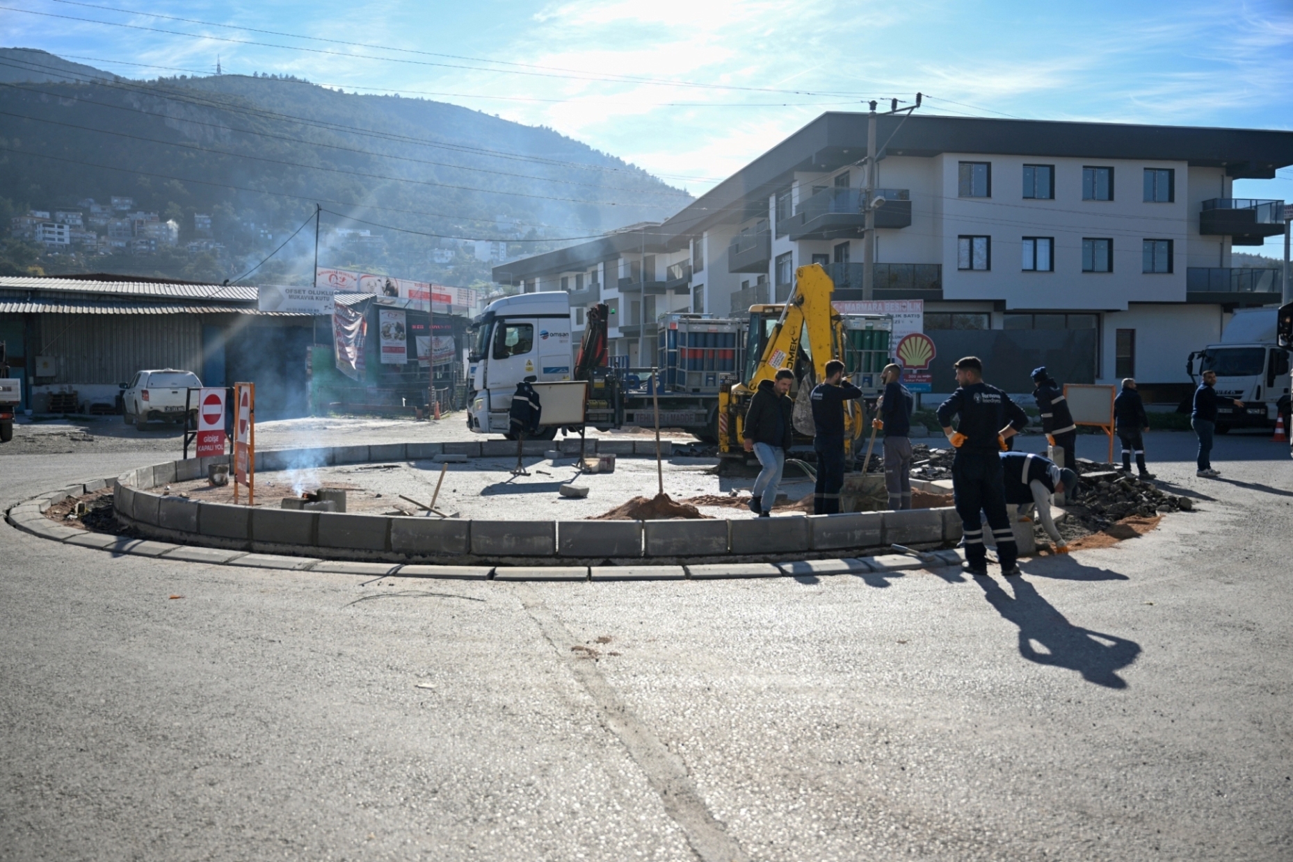 Bornova Belediyesi, Pınarbaşı 7004 Sokak’ta başlattığı yeni kavşak çalışmasıyla trafik