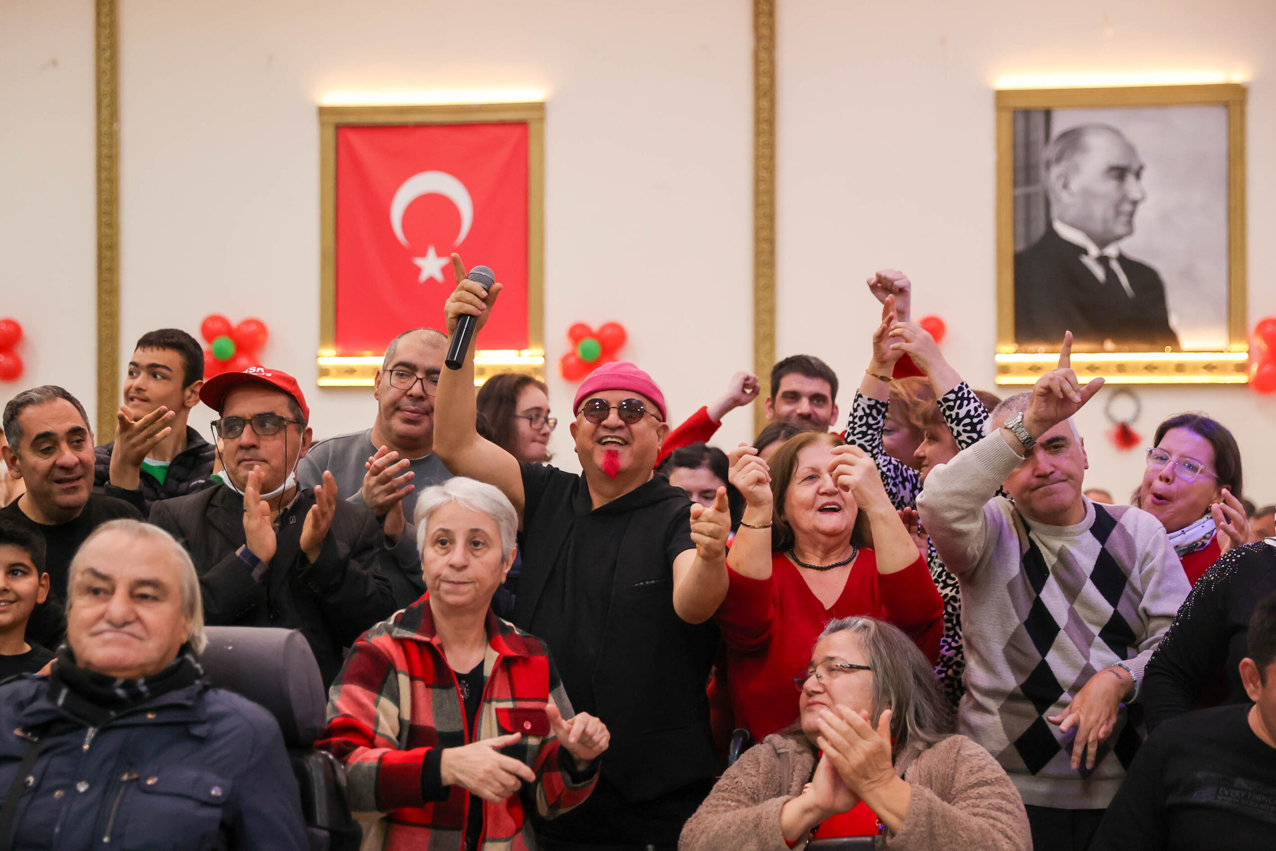 Buca Belediyesi, engelli bireyler ve aileleri için yeni yıl eğlencesi