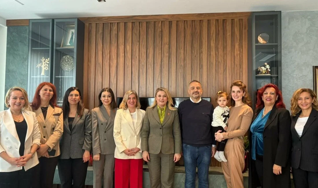 CHP Kadın Kolları’ndan Aslanoğlu’na ziyaret: Dayanışma ilk günden beri sürüyor Ev hapsi bulunan eski CHP İzmir İl Başkanı Şenol Aslanoğlu’nu