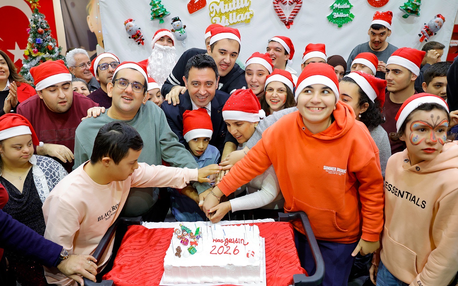 Bayraklı Belediyesi’nin düzenlediği Geleneksel Özel Sporcular Yeni Yıl Etkinliği’nde sporcular,