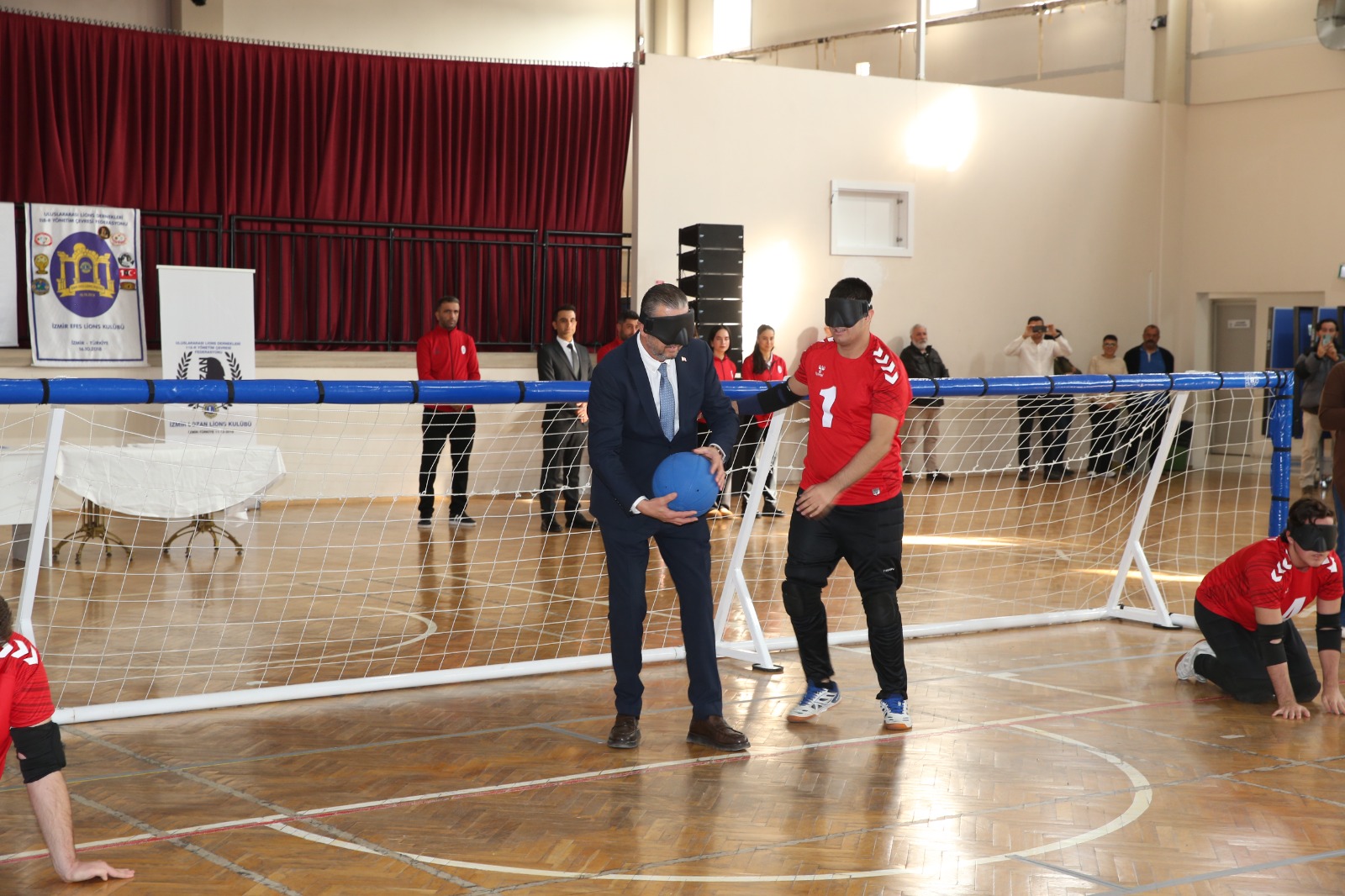 Çiğli Belediyesi'nin ev sahipliğinde düzenlenen Görme Engelliler Golbol Turnuvası, hem