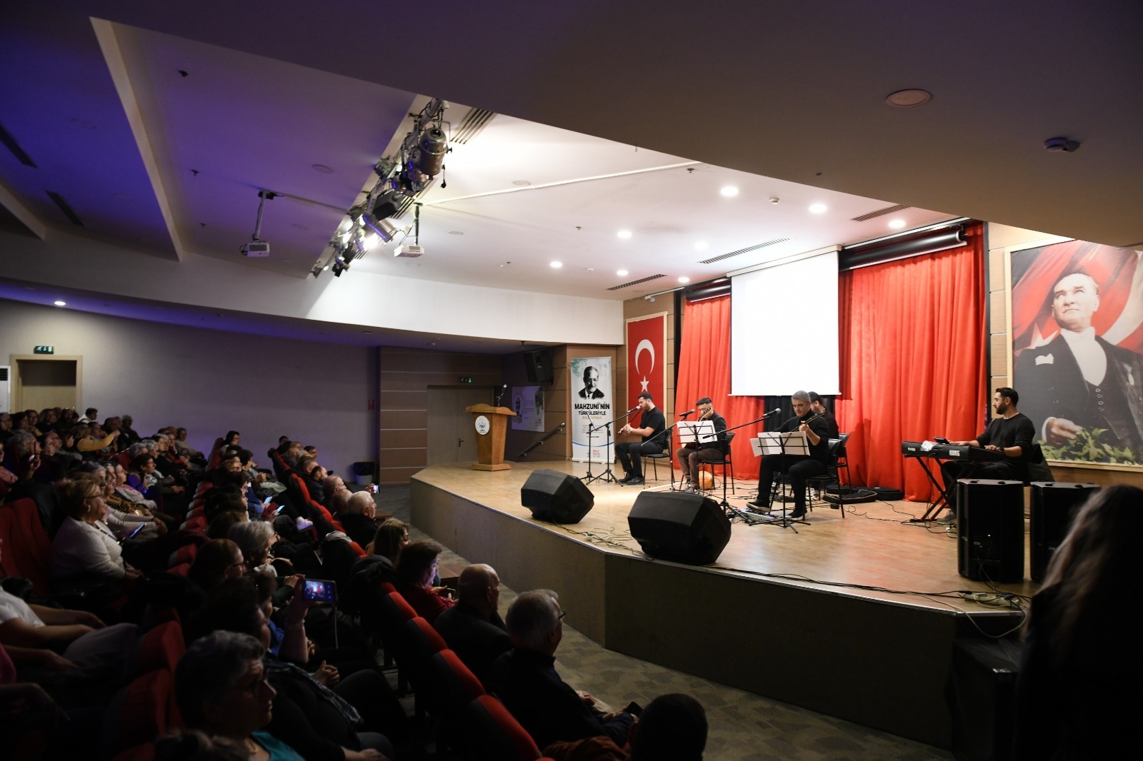 Çiğli Belediyesi’nin düzenlediği “Mahzuni’nin Türküleriyle Buluşuyoruz” etkinliğinde, Aşık Mahzuni Şerif’in