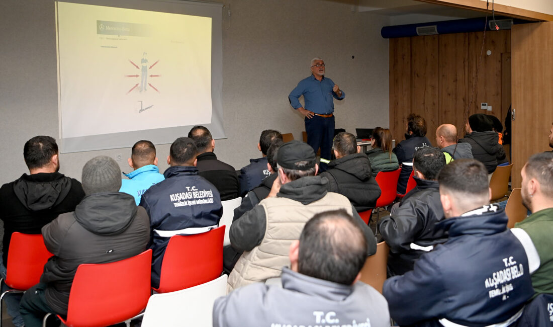 Kuşadası Belediyesi, temizlik çalışmalarında görev yapan ağır vasıta sürücülerine güvenli
