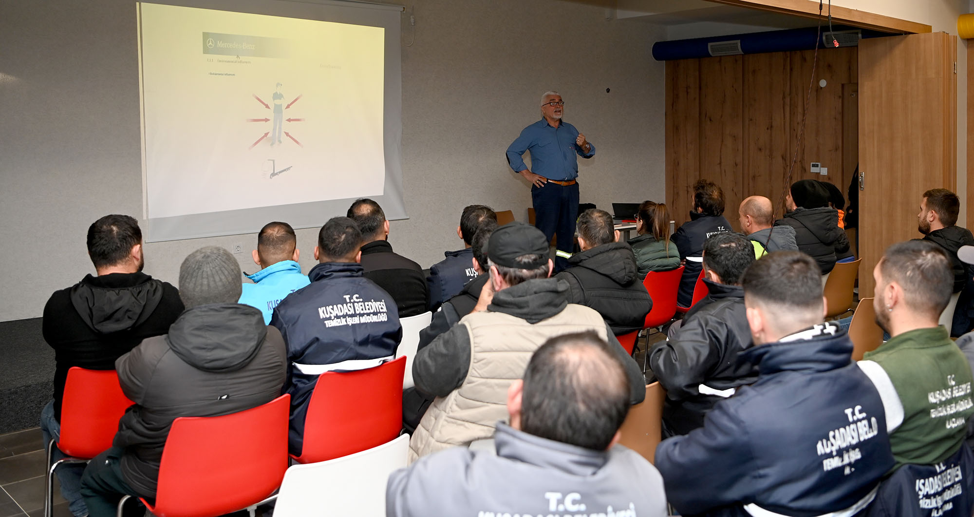 Kuşadası Belediyesi, temizlik çalışmalarında görev yapan ağır vasıta sürücülerine güvenli