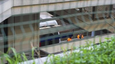 Narlıdere Kaymakamlık–Evka 3 seferini yapan metro treni Bornova İstasyonu’nda raydan