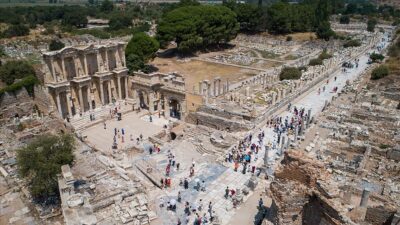 UNESCO Dünya Mirası Efes Antik Kenti’nde otopark ve dükkânlardan oluşan