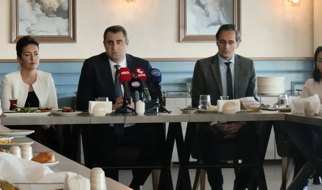 CHP İzmir İl Başkanı Çağatay Güç, basınla buluştuğu toplantıda iktidarı