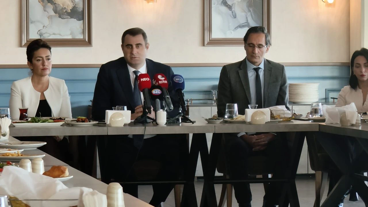 CHP İzmir İl Başkanı Çağatay Güç, basınla buluştuğu toplantıda iktidarı