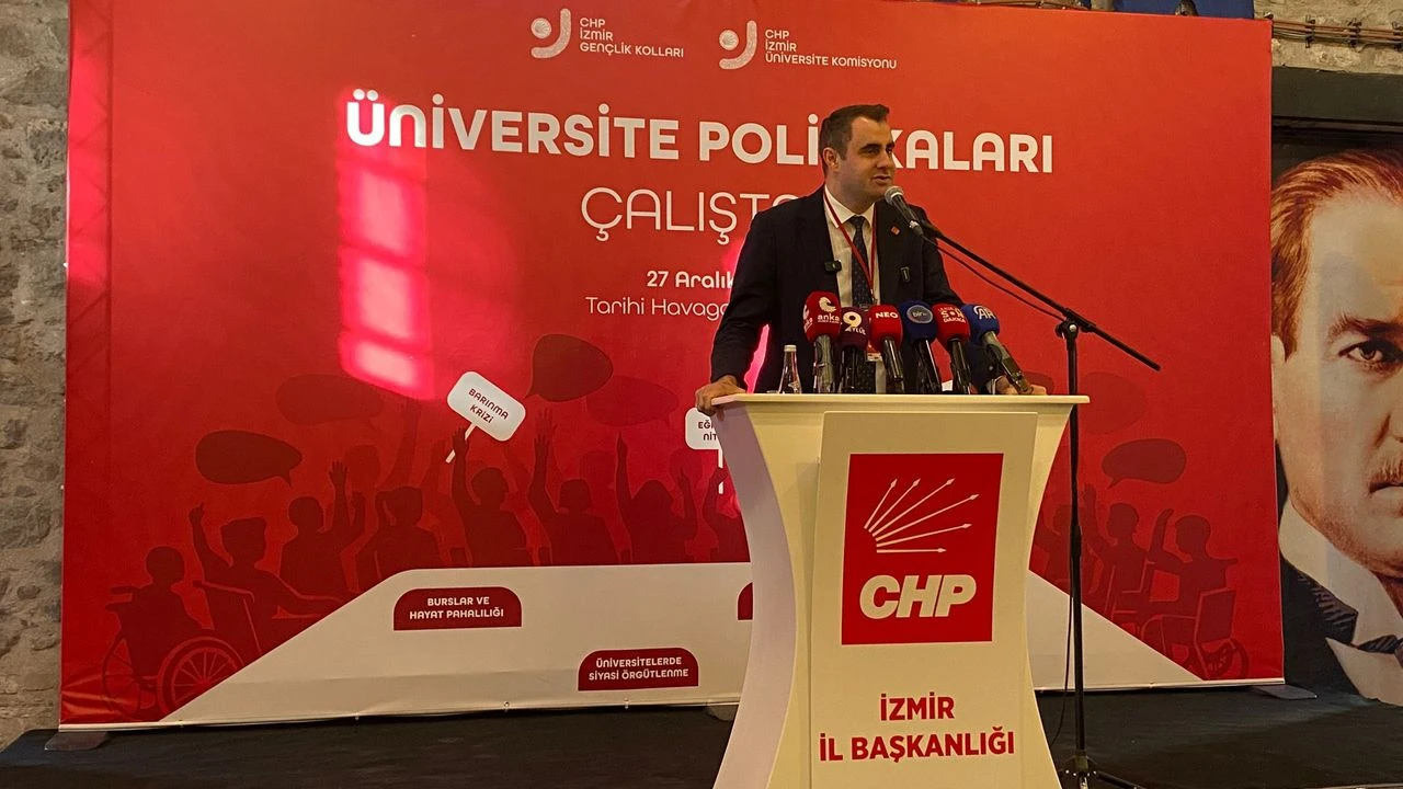 CHP İzmir İl Gençlik Kolları’nın düzenlediği Üniversite Politikaları Çalıştayı’nda konuşan