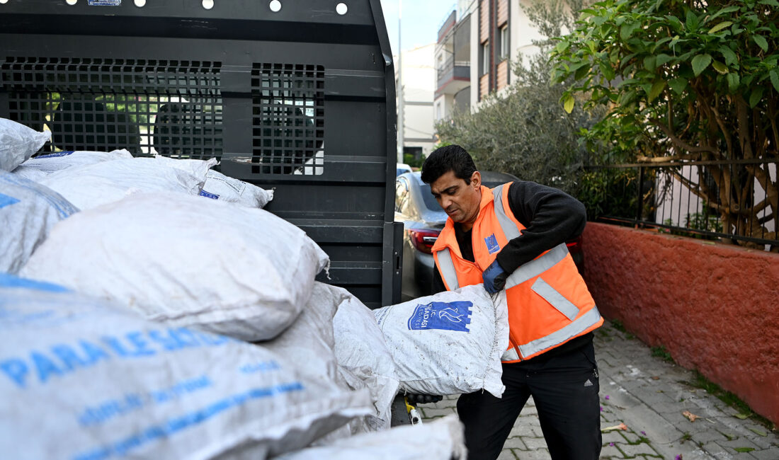 Kuşadası Belediyesi, havaların soğumasıyla birlikte ihtiyaç sahiplerine yönelik yakacak yardımına