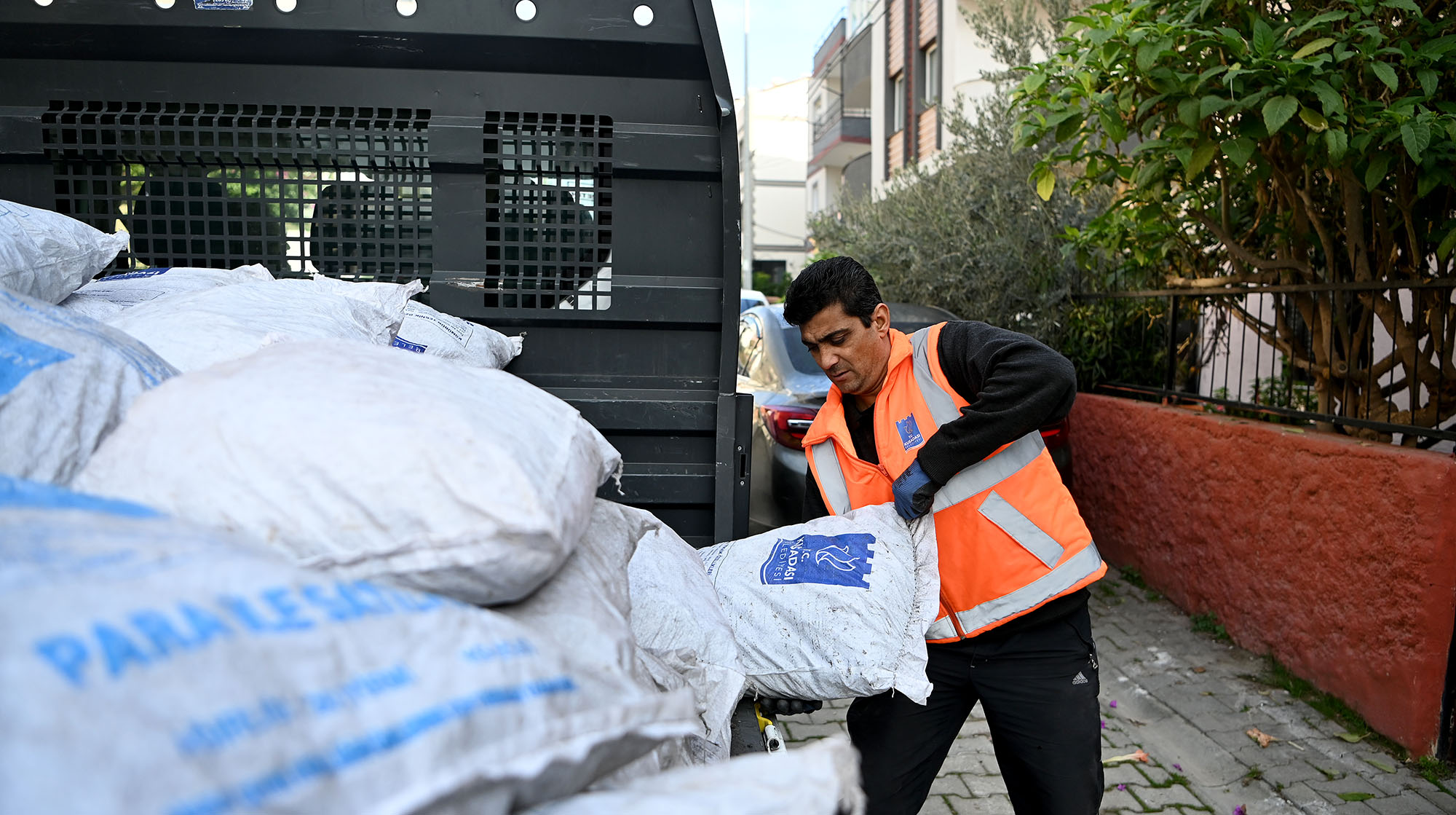 Kuşadası Belediyesi, havaların soğumasıyla birlikte ihtiyaç sahiplerine yönelik yakacak yardımına