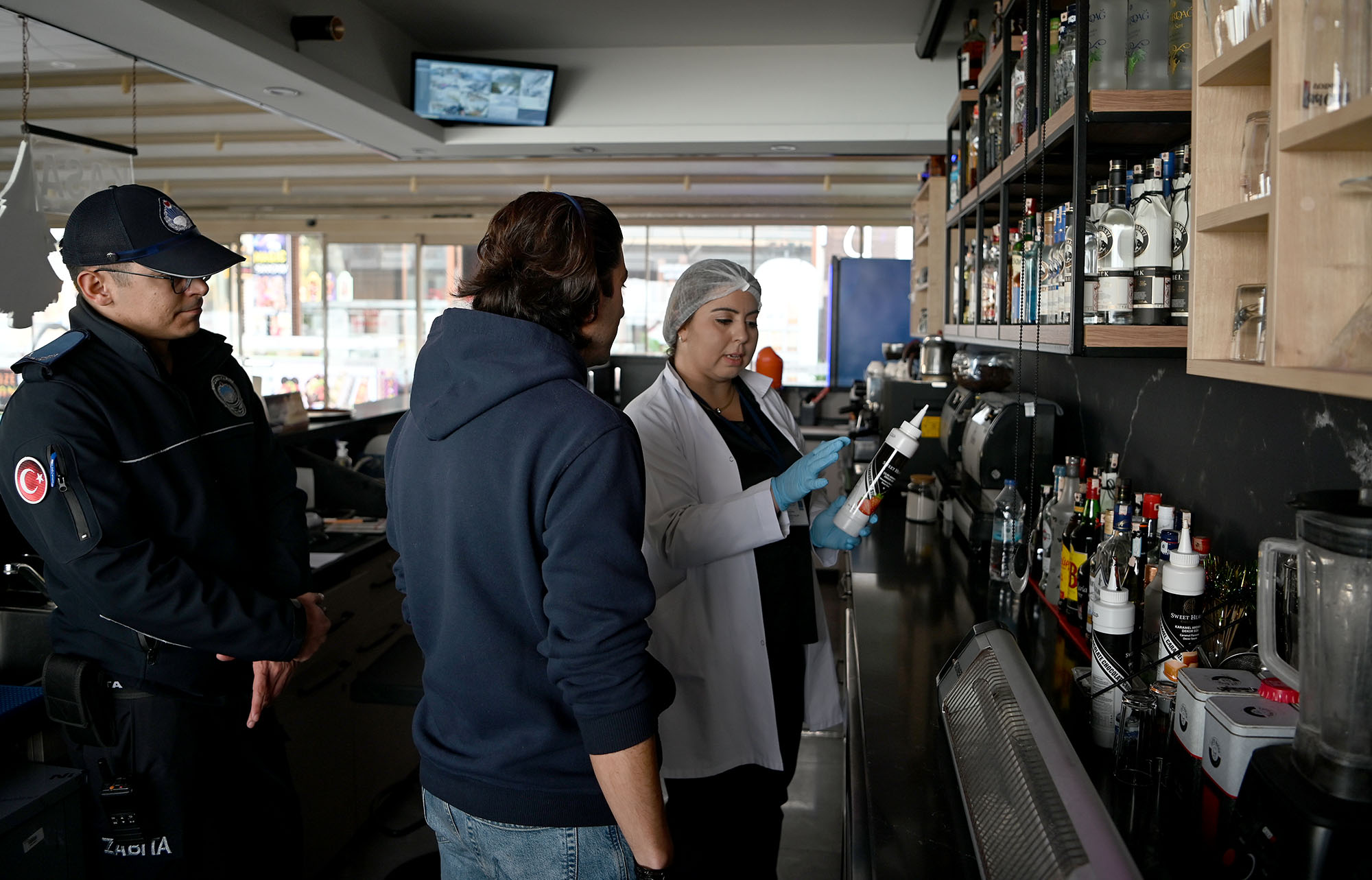 Kuşadası Belediyesi, yılbaşı öncesinde gıda satışı yapan kafe ve restoranlara