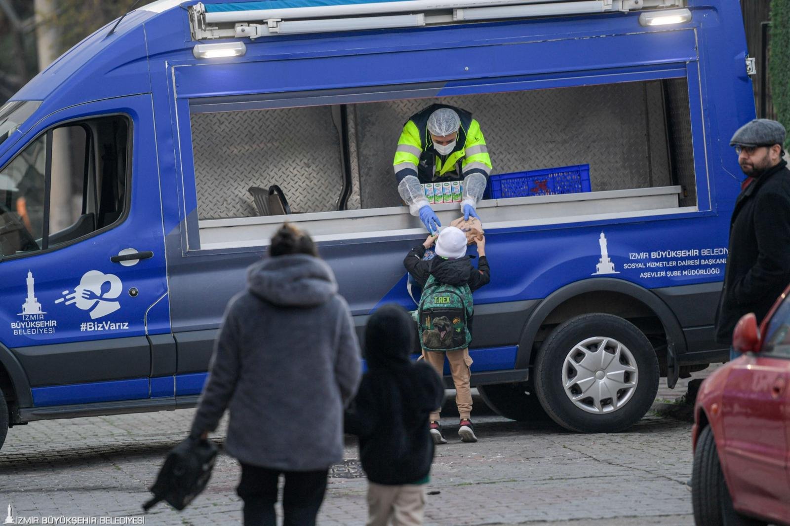 İzmir Büyükşehir Belediyesi, dezavantajlı mahallelerdeki ilkokullarda hafta içi her sabah