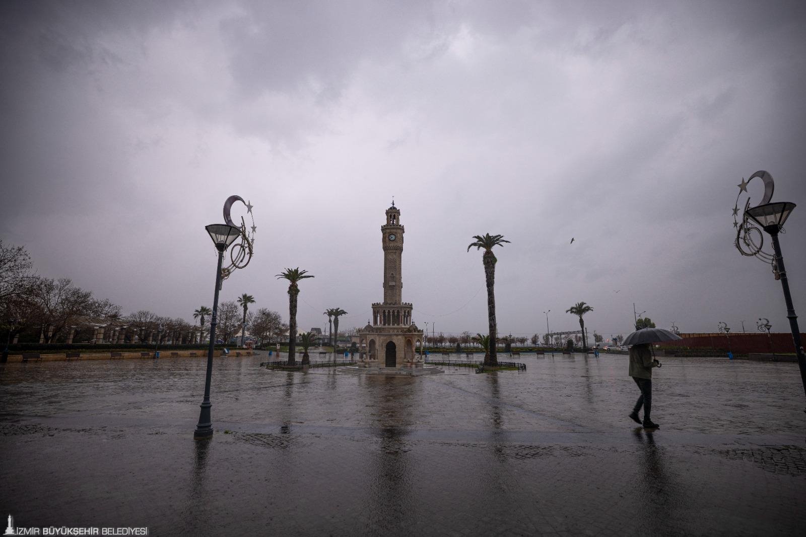 İzmir Büyükşehir Belediyesi, kent genelinde etkili olan sağanak yağış, sel