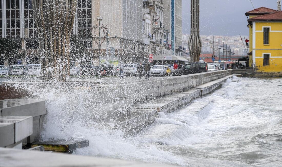 İzmir Büyükşehir Belediyesi’nin Kordon’da hayata geçirdiği geçici fırtına duvarı, sabah