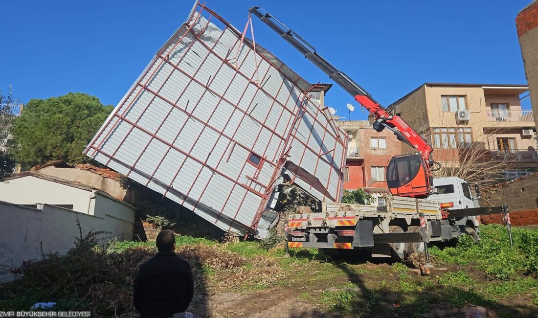 İzmir’de metrekareye 42,2 kilogram yağış düşerken, saatte 85 kilometreye ulaşan