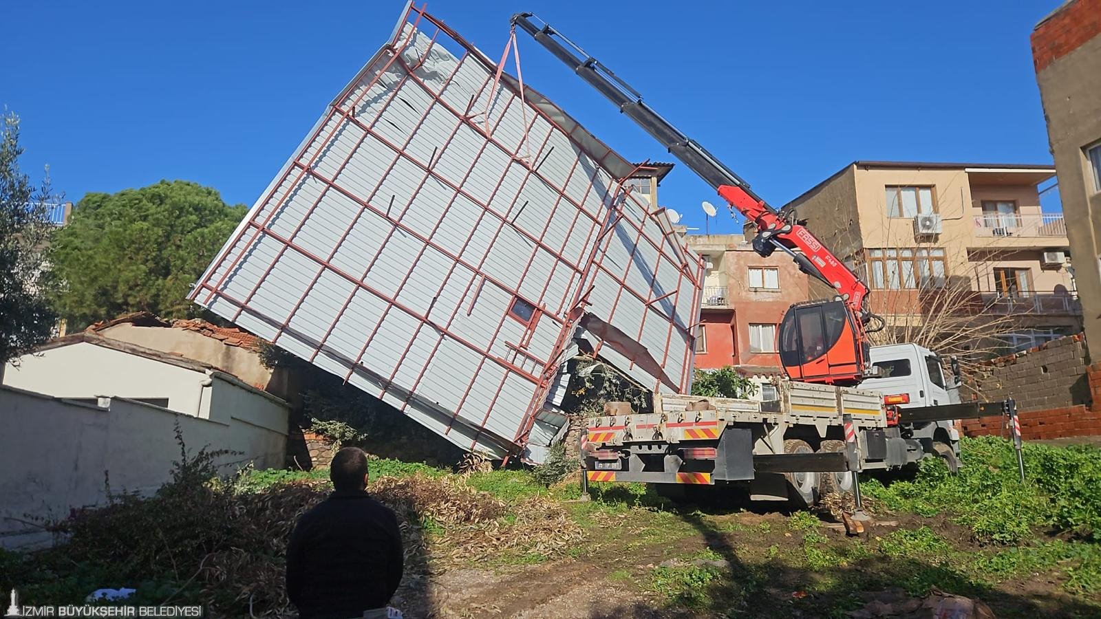 İzmir’de metrekareye 42,2 kilogram yağış düşerken, saatte 85 kilometreye ulaşan