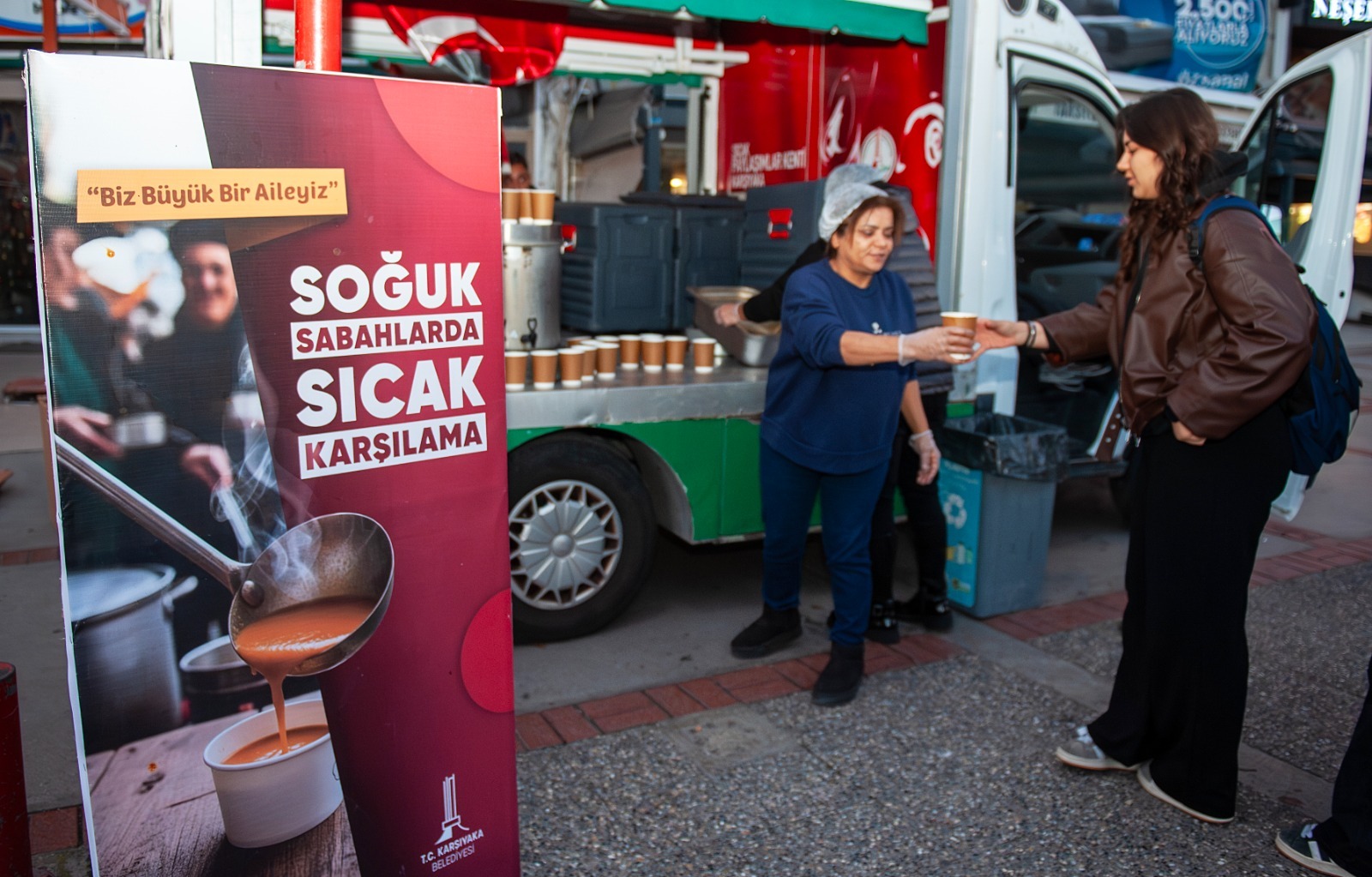 Karşıyaka Belediyesi’nin kış boyunca sürdürdüğü sıcak çorba ikramı, hafta içi