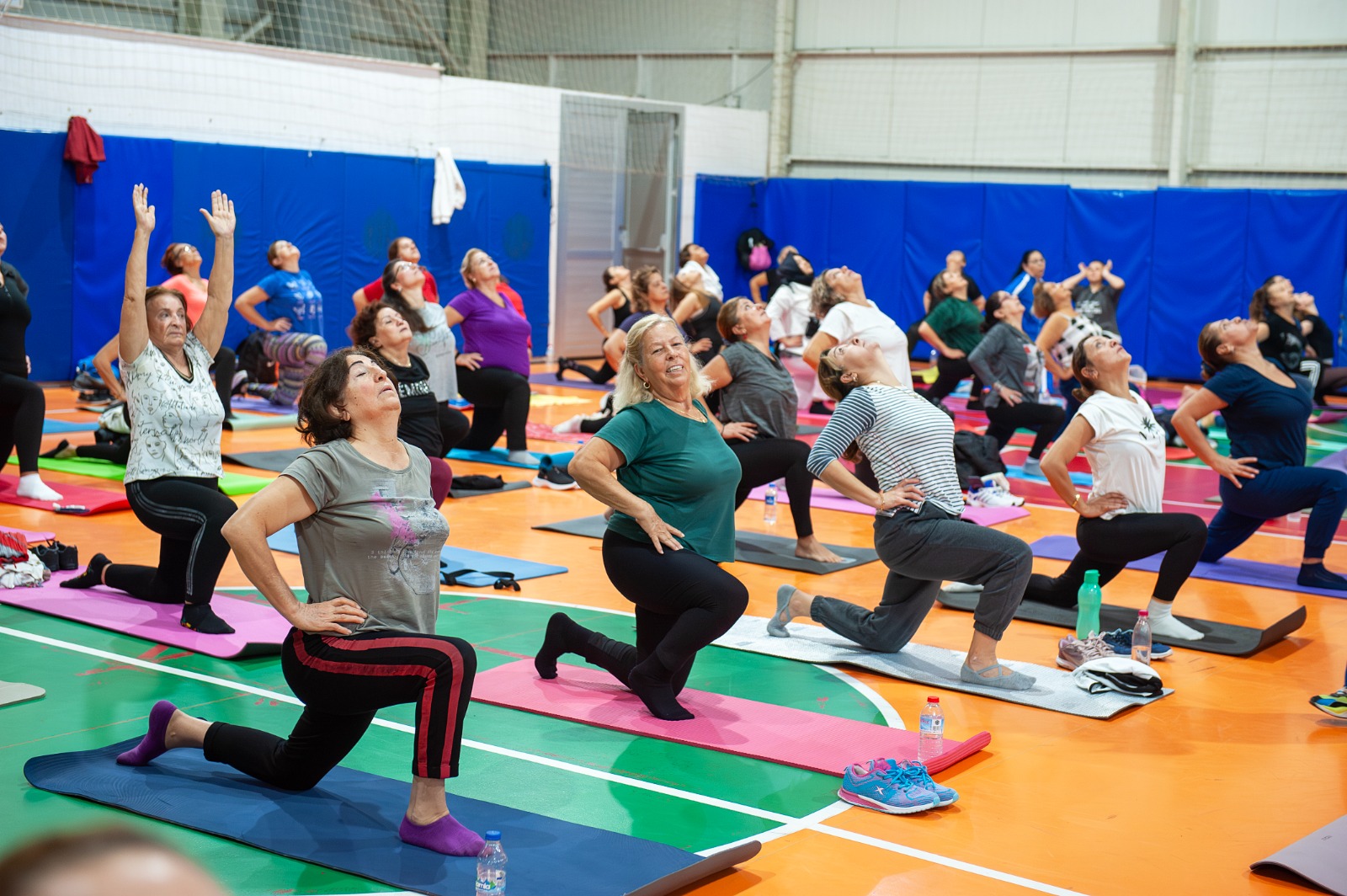 Karşıyaka Belediyesi’nin üç merkezde düzenlediği ücretsiz sabah sporlarıyla yüzlerce vatandaş