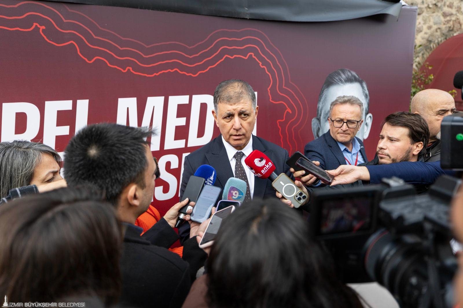 İzmir Büyükşehir Belediye Başkanı Dr. Cemil Tugay, kent gündemine ilişkin
