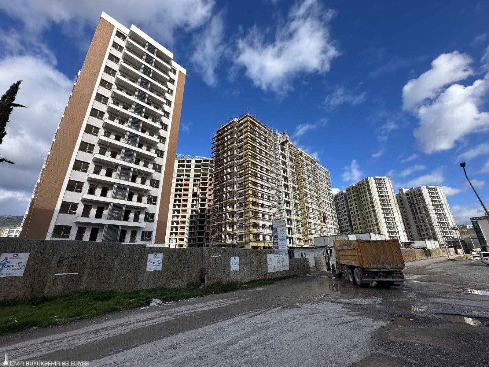 İzmir Büyükşehir Belediyesi’nin kentsel dönüşüm çalışmaları hız kazandı. 6 bölgede