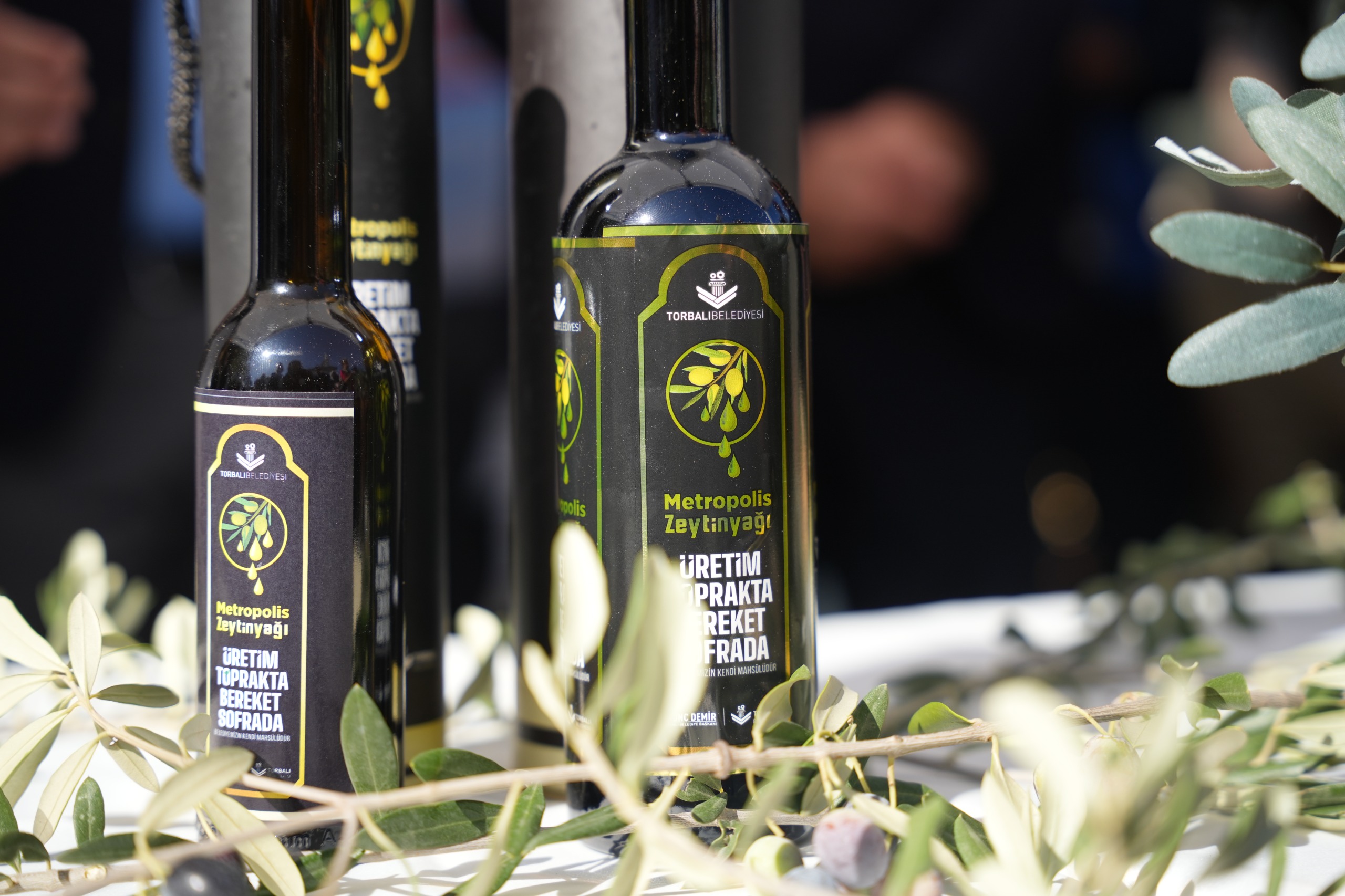 Torbalı Belediyesi’ne ait arazilerde toplanan yaklaşık 60 bin kilo zeytinden