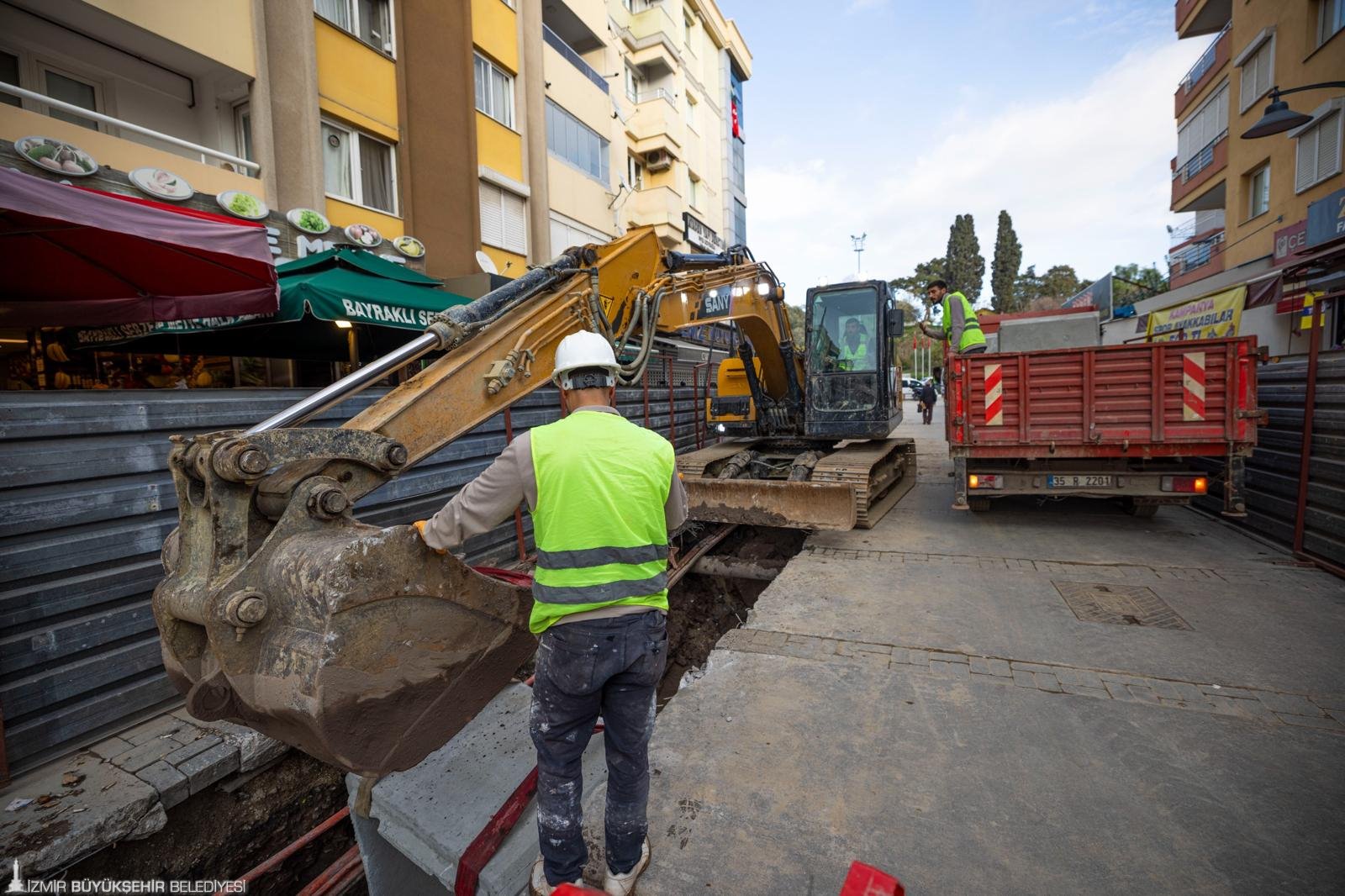 İzmir Büyükşehir Belediyesi İZSU Genel Müdürlüğü’nün Bayraklı Sevgi Yolu’nda yürüttüğü