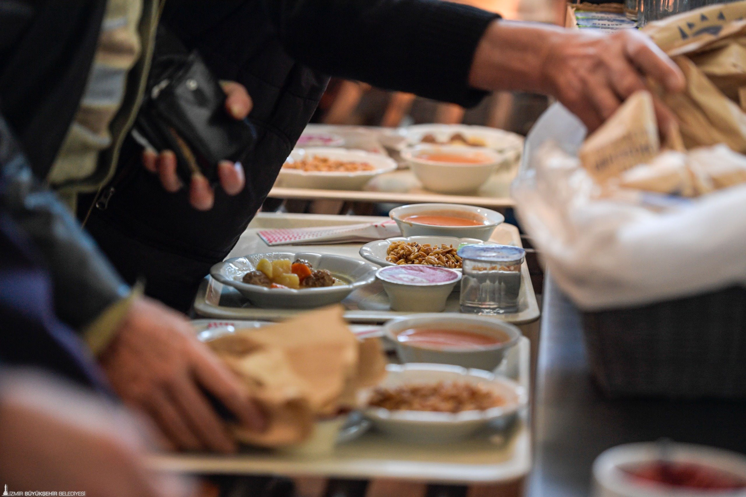 İzmir Büyükşehir Belediyesi’nin ekonomik zorluklar karşısında hayata geçirdiği Kent Lokantaları’nda