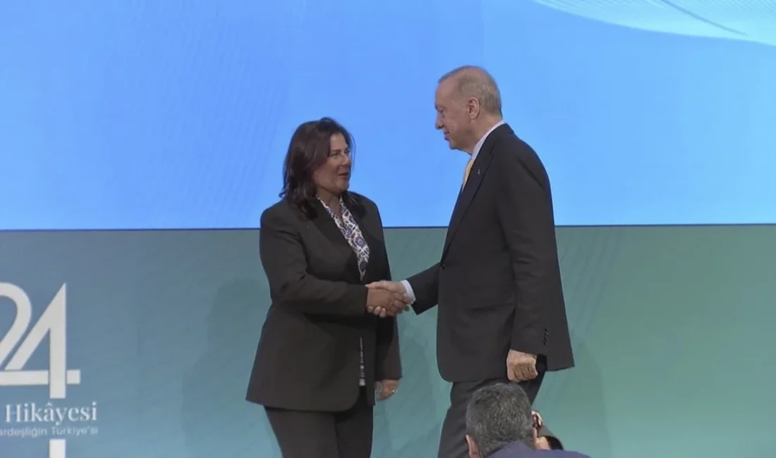 CHP’deyken Aydın’da Erdoğan afişlerine izin vermeyen Özlem Çerçioğlu’nun, AKP’ye geçişinin