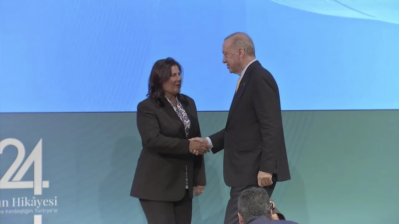 CHP’deyken Aydın’da Erdoğan afişlerine izin vermeyen Özlem Çerçioğlu’nun, AKP’ye geçişinin