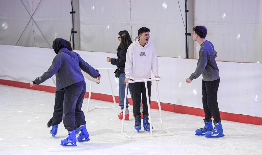 İzmir Büyükşehir Belediyesi’nin Yeni Yıl Festivali kapsamında Kültürpark ve Bostanlı