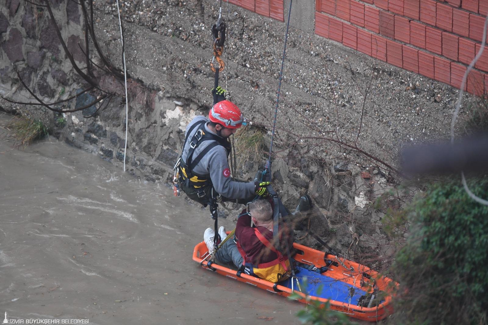 İzmir Büyükşehir Belediyesi, sabah saatlerinde etkili olan kuvvetli sağanak nedeniyle