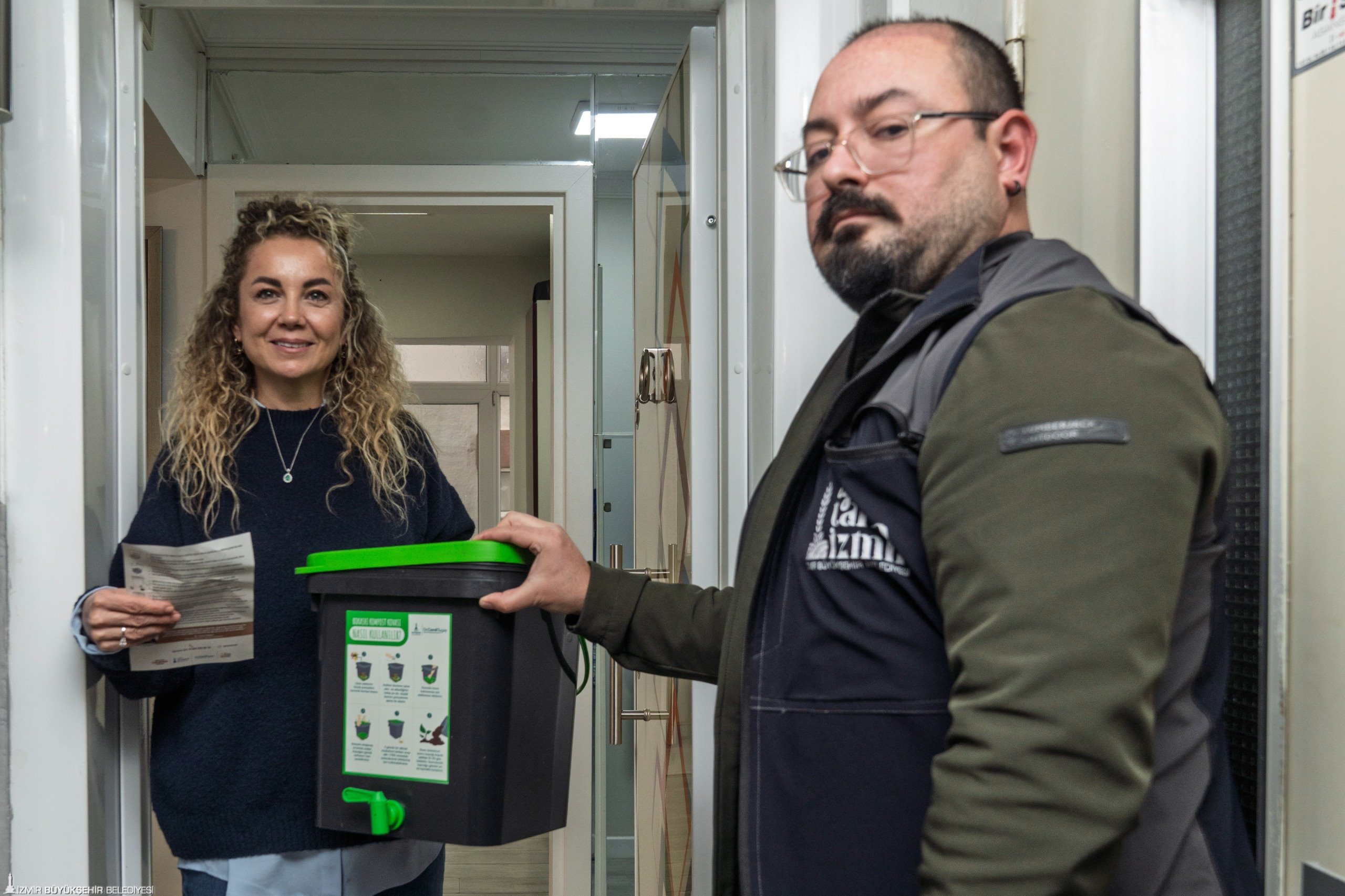 İzmir Büyükşehir Belediyesi, mutfak atıklarını evlerde ayrıştırarak komposta dönüştürecek “Dönüşüme