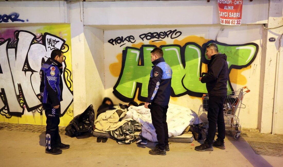 İzmir’de etkisini artıran soğuklar nedeniyle Büyükşehir Belediyesi ekipleri sokakta yaşayan