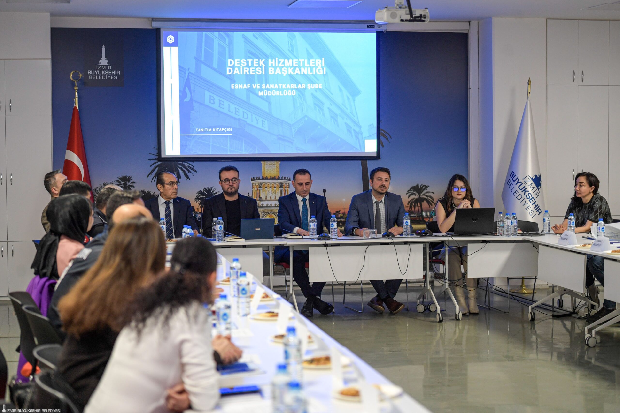 İzmir Büyükşehir Belediyesi, esnafın sorunlarına kalıcı çözümler üretmek ve belediyeler