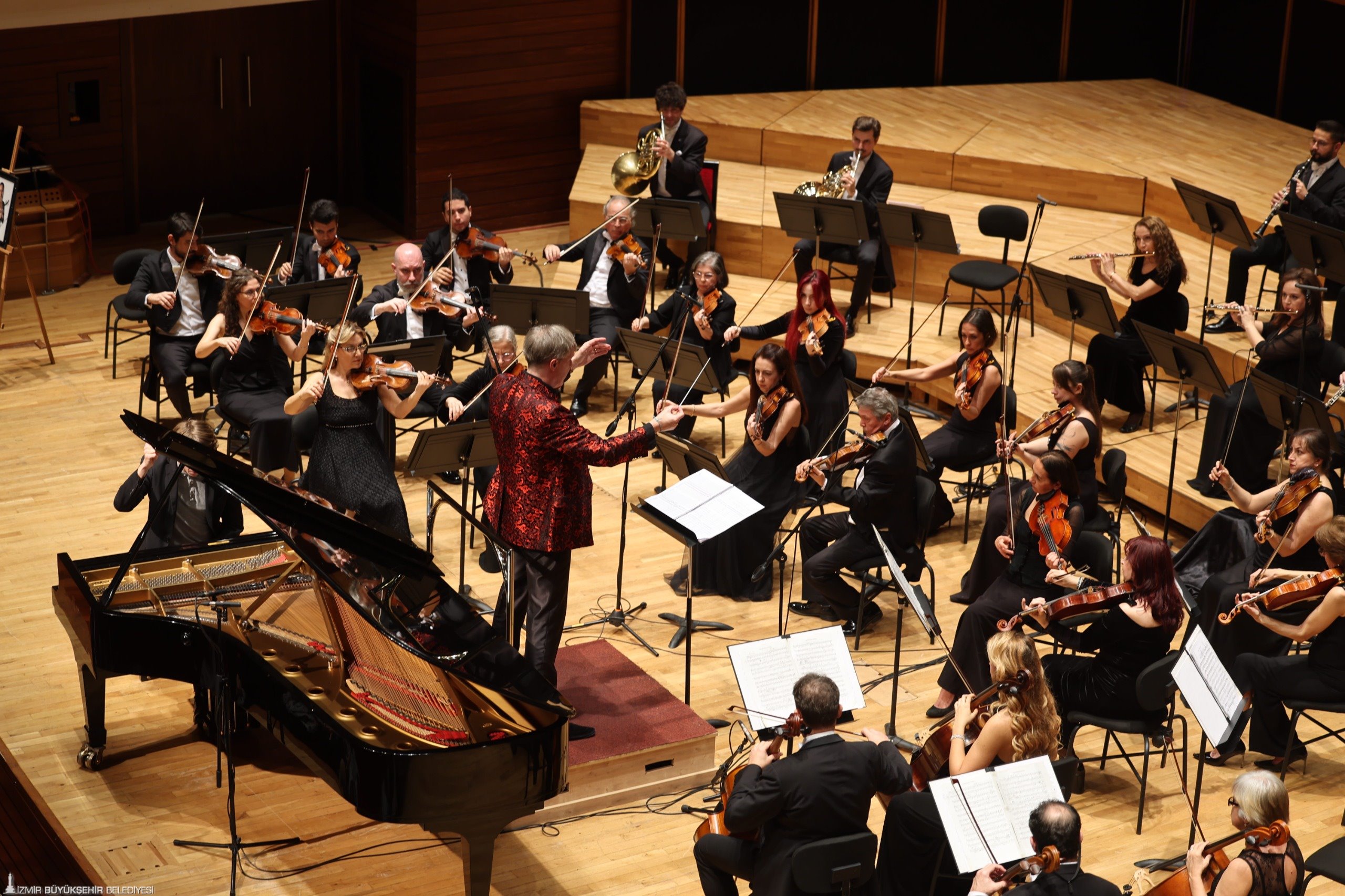 İzmir’deki İZDSO konseri, hayatını kaybeden başkemancı Deniz Özasker için yapılan