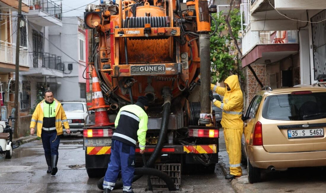İzmir'de kent genelinde 1310 personel ve yüzlerce araçla çalışma yürüten