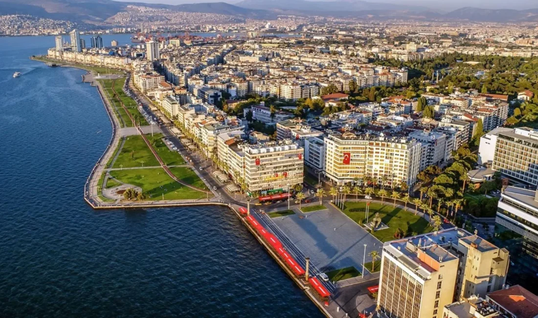 İzmir Büyükşehir Belediye Başkanı Cemil Tugay, kent merkezinde 3 bin