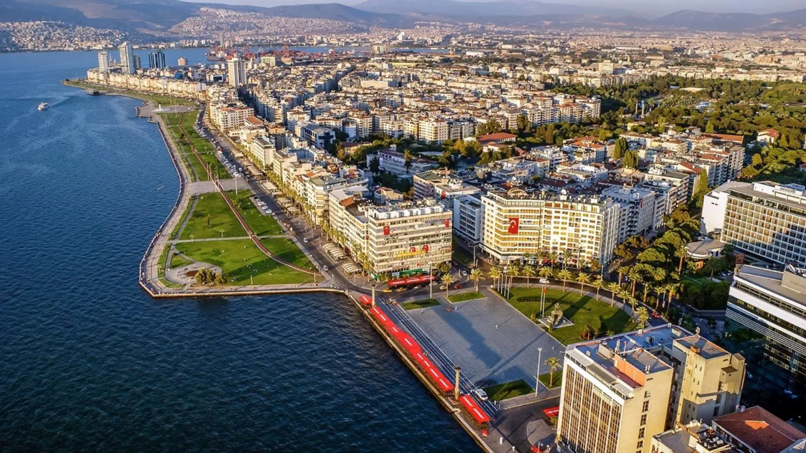 İzmir Büyükşehir Belediye Başkanı Cemil Tugay, kent merkezinde 3 bin