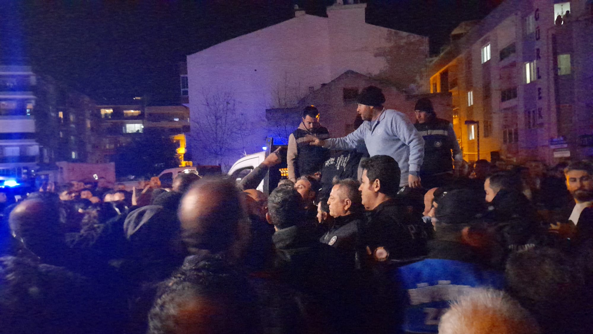 Kuşadası Belediyesi, Aydın Büyükşehir Belediyesi zabıta ekiplerinin hizmet alanına akşam