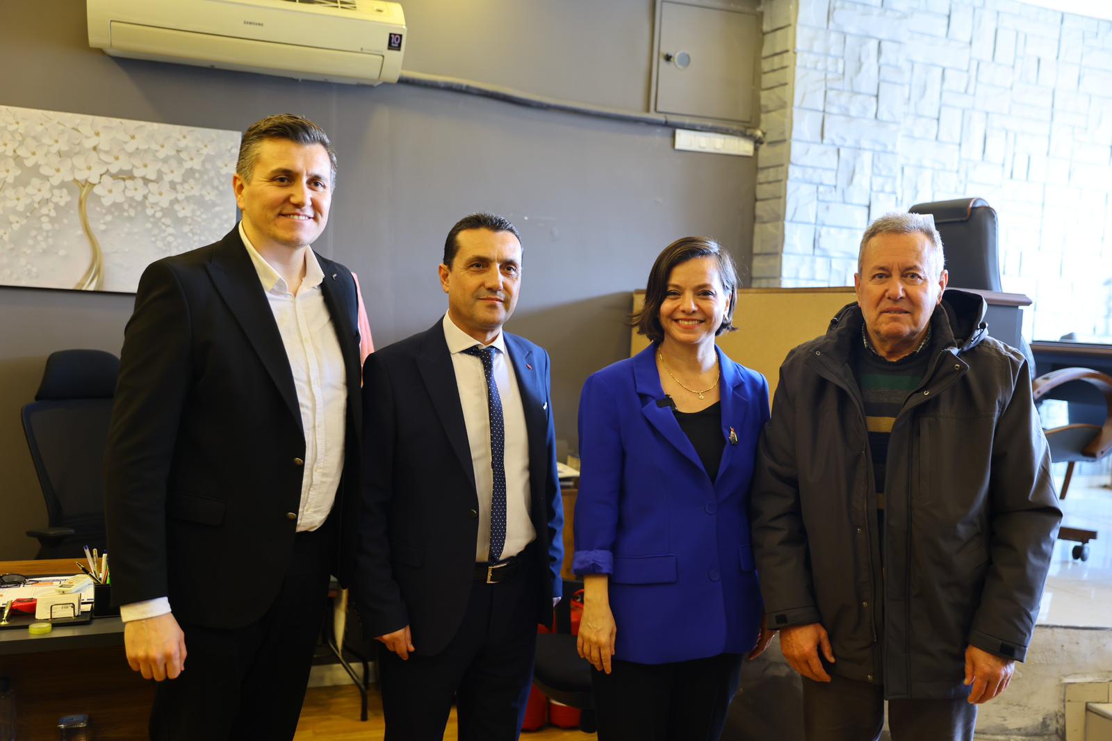 Karabağlar Belediye Başkanı Helil Kınay, Mobilyacılar Odası’nı ziyaretinde sektörle iş