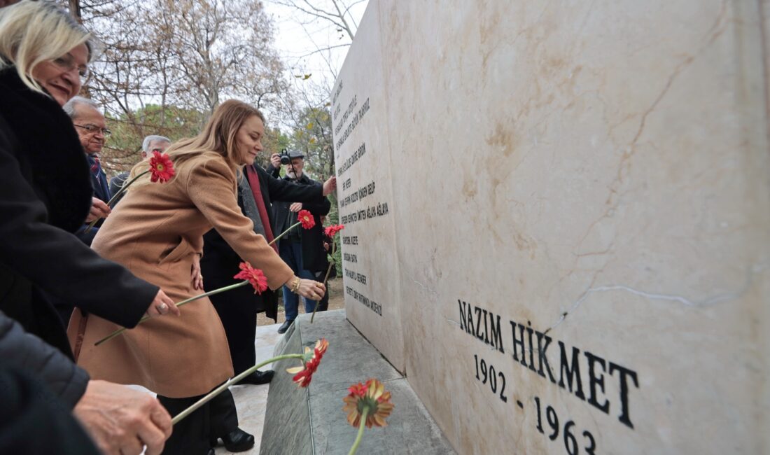 Konak’ta Nazım Hikmet anması: O umudunu hiç yitirmedi, biz de yitirmeyelim! Memleket şairi Nazım Hikmet Ran, doğumunun 124’üncü yılında Kültürpark’taki heykeli